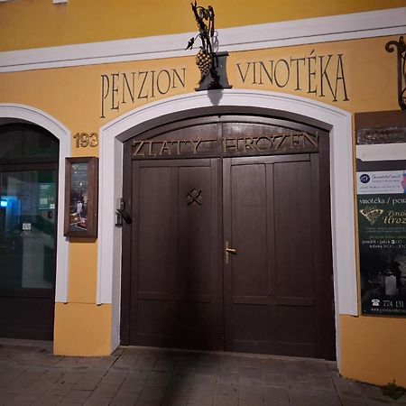 Penzion A Vinoteka Hrozen 크로메르지 외부 사진