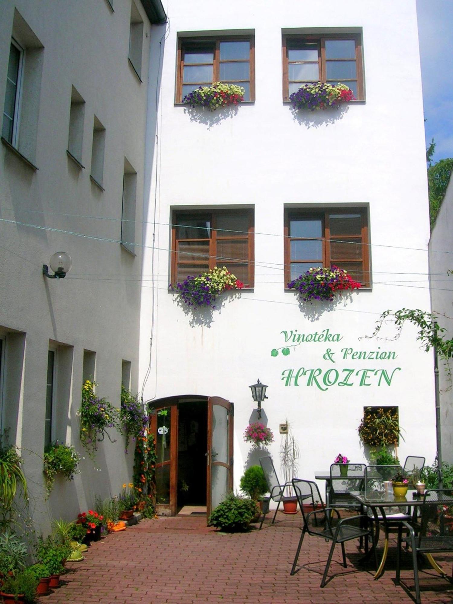 Penzion A Vinoteka Hrozen 크로메르지 외부 사진