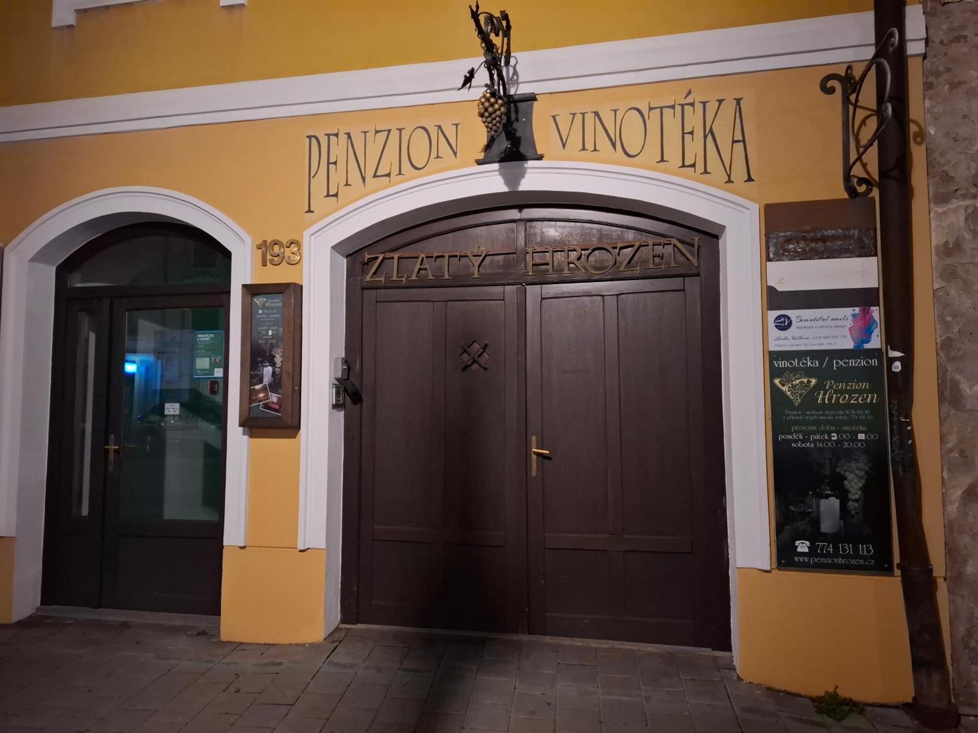 Penzion A Vinoteka Hrozen 크로메르지 외부 사진